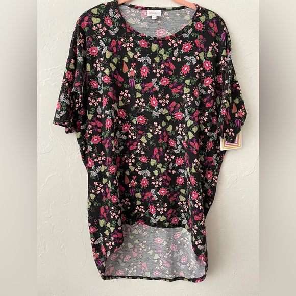 LuLaRoe Tops - 💚 3/$15 LuLaRoe Floral Short Sleeve Top - Black and Pink B